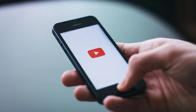 Como conectar celular na TV Philco: espelhe a tela sem fios