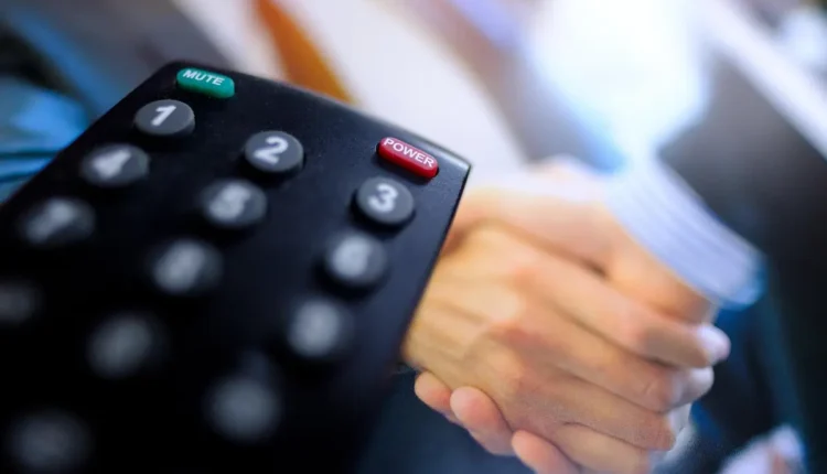 Como configurar o controle universal na TV AOC: passo a passo